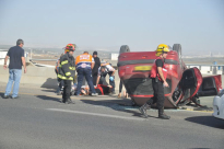 بالصور: إصابة سيدتين بانقلاب مركبة في شارع رقم 40 قرب الرملة 